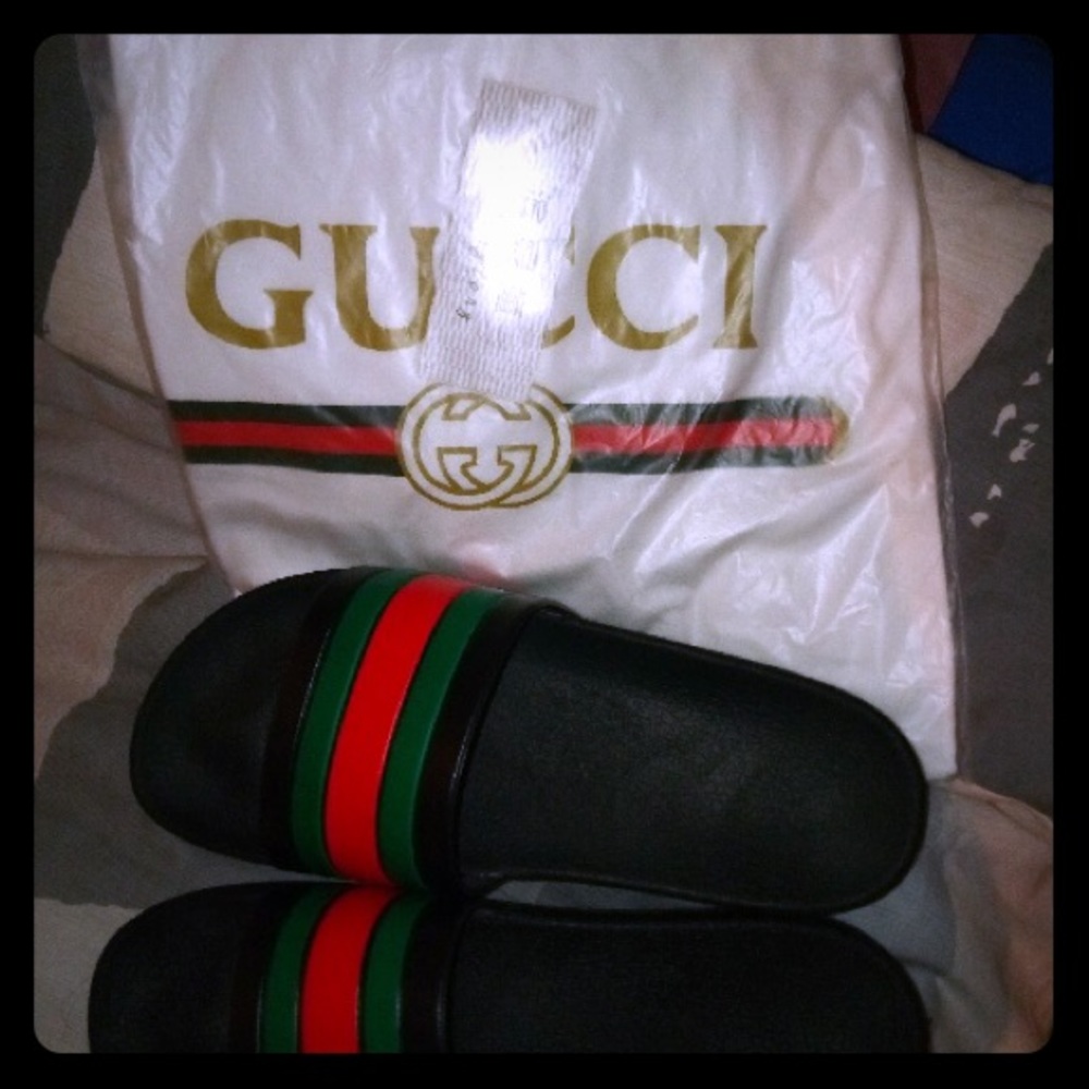 Gucci slides (7) and T-shirt